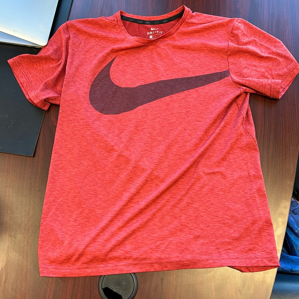 Men’s Nike dri fit men’s medium red tee